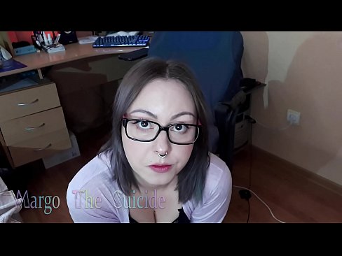 ❤️ Noia sexy amb ulleres xucla un consolador profundament davant la càmera ☑ Porno casolà a nosaltres ❌️
