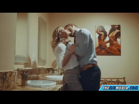 ❤️ Quan una rossa tetona et sedueix en un lavabo públic ☑ Porno casolà a nosaltres ❌️